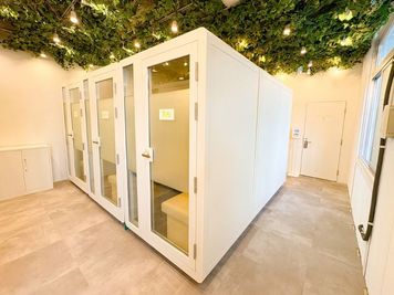 🌟ワークショップ・展示会・趣味会🌟【立川駅徒歩1分｜30名利用可】区画分けされたフロアを貸切/Wi-Fi/電源/モニター - FEEEP 立川店