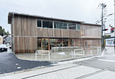 【建物外観】ガラス張りのおしゃれな木造デザインが目印。1階がカフェ、2階がレンタルスペースです。 - スマイルベース粟津 スマイルカフェ2階 レンタルスペース＠粟津温泉の外観の写真