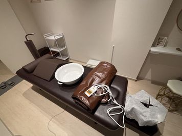 無料の備品セット♪（胸当て・脚枕・ヒートマット・たらい・フェイスシート・防水シート） - SALON by HOGUGU 完全個室広々ROOM5の設備の写真