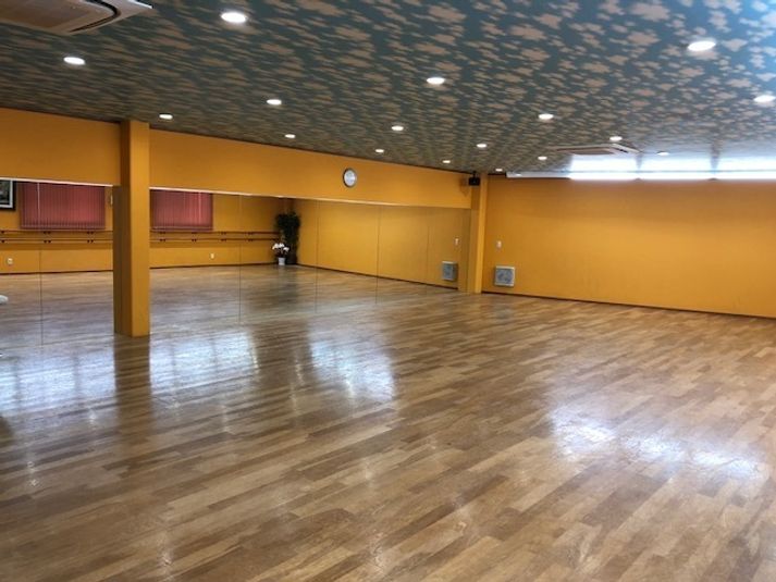 ダンススタジオD.A.I ダンスフロア　多目的スペースの室内の写真