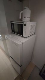 冷蔵庫と電子レンジ電気ケトル - NEST　沼津西条町 NEST沼津西条町の室内の写真