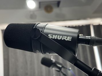 マイク　SHURE　MV7X　2本 - アンドポッドキャストスタジオの設備の写真