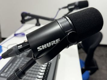 マイク　SHURE　MV7X　2本 - アンドポッドキャストスタジオの設備の写真