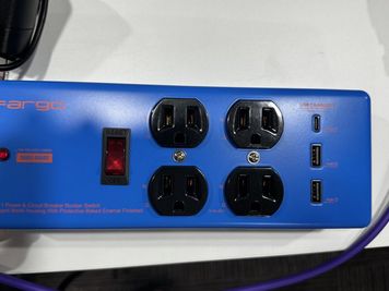 コンセント - アンドポッドキャストスタジオの設備の写真