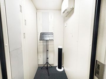 🎶 個人練習・声楽・ボーカル・管楽器・弦楽器など幅広い用途に対応した完全防音スタジオ。集中できるプライベート空間で、毎日の練習をサポートします。 - 【カリテル_ サウンドスペース飯田橋・九段下】 カリテルサウンドスペース飯田橋・九段下 Studio C[96]の室内の写真