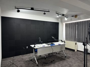 スタジオ全体 - アンドポッドキャストスタジオの室内の写真