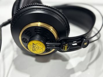 ヘッドフォンAKG - アンドポッドキャストスタジオの設備の写真