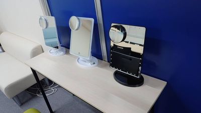 控室（スタジオB）にはヘアメイクに便利な鏡もございます - サイドバイスタジオ三田 【撮影機材・制作備品すべて無料貸出OK】サイドバイスタジオ三田の設備の写真