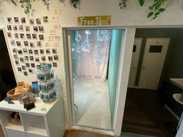 洋室入口1 - 212coffee おしゃれで広々したドッグカフェをオフィスに（個室）の室内の写真