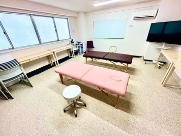 ＜フルーツ会議室 新潟駅前＞ 新潟駅近くのレンタルサロンの室内の写真