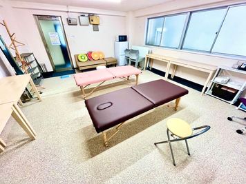 ＜フルーツ会議室 新潟駅前＞ 新潟駅近くのレンタルサロンの室内の写真