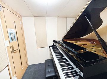 🎹 ピアノにこだわった快適な環境
除湿機を設置し、室内湿度を50％に設定。ピアノのコンディションにも配慮した、快適な演奏空間です。 - 【カリテル_ サウンドスペース飯田橋・九段下】 カリテルサウンドスペース飯田橋・九段下 Studio A[94]の室内の写真