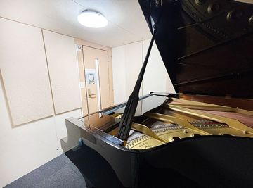 🎹 ピアノにこだわった快適な環境
除湿機を設置し、室内湿度を50％に設定。ピアノのコンディションにも配慮した、快適な演奏空間です。 - 【カリテル_ サウンドスペース飯田橋・九段下】 カリテルサウンドスペース飯田橋・九段下 Studio A[94]の室内の写真