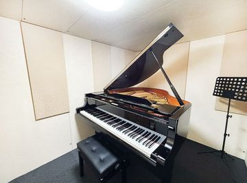 YAMAHA G1E グランドピアノ
🎹 グランドピアノ完備｜完全防音の音楽スタジオ - 【カリテル_ サウンドスペース飯田橋・九段下】 カリテルサウンドスペース飯田橋・九段下 Studio A[94]の室内の写真