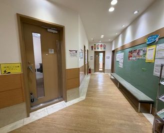 2階受付前には待合ロビーがございます♪ - 西大寺センター レンタルスペース（グランドピアノ練習室）の室内の写真