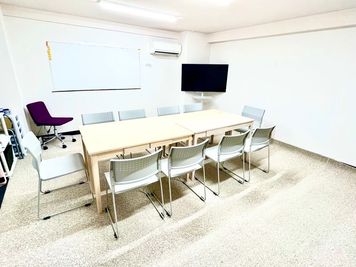 ＜フルーツ会議室 新潟駅前＞ パーティも可能なレンタルルームの室内の写真