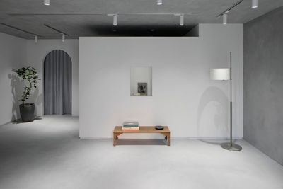 白壁　観葉植物　飾りベンチ　洋書 - SOCIALGOOD　GALLERY レンタルスタジオ_原宿・北参道【下見・ロケハン用】の外観の写真