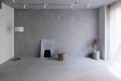 モルタル壁　観葉植物　間接照明 - SOCIALGOOD　GALLERY レンタルスタジオ_原宿・北参道【下見・ロケハン用】の入口の写真