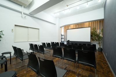シアター形式で最大30名。講演会・発表会・上映会に対応します - WA Base Ochanomizu WA BASE 御茶ノ水駅徒歩3分/5駅利用可セミナー・会議等の室内の写真