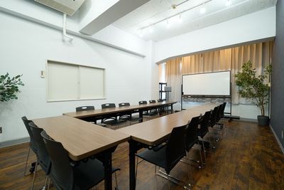 ロの字形式は会議・ディスカッションに。全員の顔が見える配置です - WA Base Ochanomizu WA BASE 御茶ノ水駅徒歩3分/5駅利用可セミナー・会議等の室内の写真