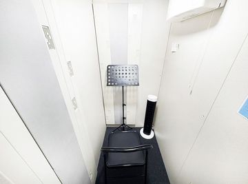 着席1名可能
折りたたみパイプ椅子 - 【カリテル_ サウンドスペース飯田橋・九段下】 カリテルサウンドスペース飯田橋・九段下 Studio C[96]の室内の写真