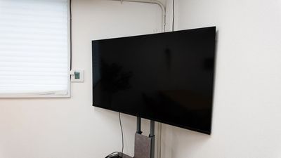 50インチスマートテレビ - 光回線・ホワイトボード・モニター完備の会議・交流スペース NODE Base新大阪/光回線・モニター完備の会議交流スペースの設備の写真