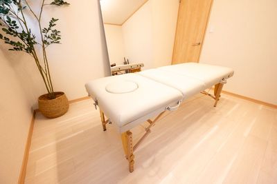 ベッド - レンタルサロンSHIFT元住吉 レンタルサロンSHIFT元住吉ルームBの室内の写真