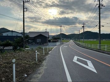 東から来て橋を渡ってすぐの場所 - DANCE STUDIO Wの入口の写真
