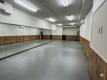 リノリウム床・冷暖房完備。バレエやヨガの練習にも最適です - レンタルスタジオROOTS江戸川橋店 レンタルスタジオ(江戸川橋店)の室内の写真