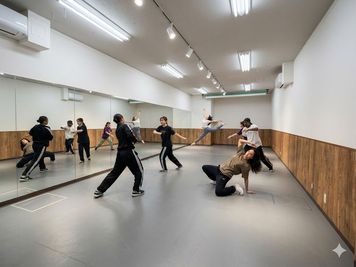 10名程度でのレッスンにも対応できる広さです - レンタルスタジオROOTS江戸川橋店 レンタルスタジオ(江戸川橋店)の室内の写真