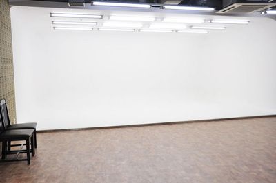 大阪最大級の4面R白ホリゾント
サイズ：幅 約7.0m × 奥行 約4.1m × 高さ 約2.6m
引き：最大 約7.0mの引きが可能 - ハコスタジアム大阪 レンタル撮影スタジオの室内の写真