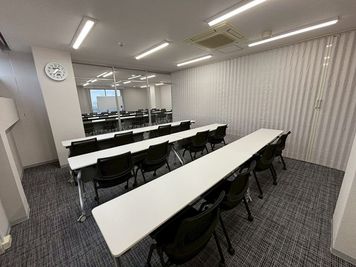 ステーションホテルいろは７階　貸会議室 貸し会議室スペースA＋B（50名まで）の室内の写真