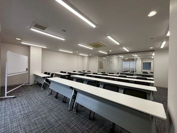 ステーションホテルいろは７階　貸会議室 貸し会議室スペースA＋B（50名まで）の室内の写真