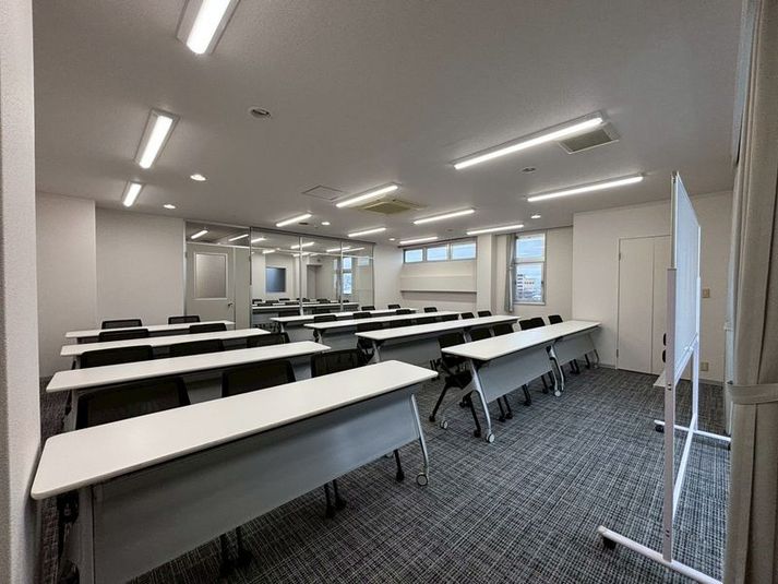 ステーションホテルいろは７階　貸会議室 貸し会議室スペースA＋B（50名まで）の室内の写真
