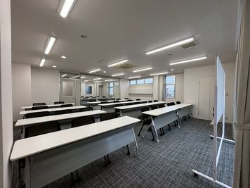 駅チカで「集まる」がもっとスムーズに。すぐに使える会議室。 - ステーションホテルいろは7階 貸会議室