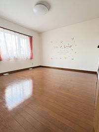 8畳　フローリング
テーブル貸出無料
エアコン　Wi-Fi完備
 - 子育てサロン＆レンタルルームtadaima 子育てサロン＆レンタルルーム　Tadaimaの室内の写真