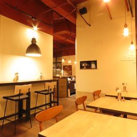 レイアウト変更可
 - 三誠ビル　カリーチャールズ レトロな雰囲気　欧風カレー専門店の室内の写真