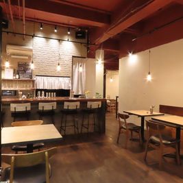 広々店内 - 三誠ビル　カリーチャールズ レトロな雰囲気　欧風カレー専門店の室内の写真