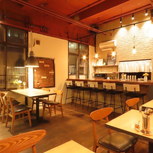 カウンター、ボックス席
レイアウト変更可 - 三誠ビル　カリーチャールズ レトロな雰囲気　欧風カレー専門店の室内の写真