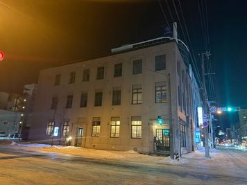 札幌最古RC建築
札幌市指定景観財 - 三誠ビル　カリーチャールズ レトロな雰囲気　欧風カレー専門店の室内の写真
