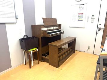 ヴァイカウントオルガンが使用可能です - ミュージックアベニュー神戸 防音ルーム(5階26番教室)の室内の写真