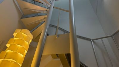 螺旋階段を下って地下空間 - ビジョンプレイス ビジョンプレイスB1階　CAVEの室内の写真