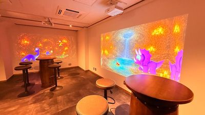 デュアルスクリーンと樽テーブル、椅子８脚 - ビジョンプレイス ビジョンプレイスB1階　CAVEの室内の写真