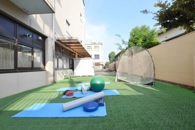 田園調布駅から徒歩１分！駐車場も完備。屋外の人工芝スペースと室内のリハビリルームがセットになってます。施術用ベッドやヨガマットもあり！ - 田園調布　長田整形外科