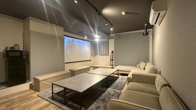 ♥GRAND OPEN♥ホテルライクな貸切空間🌃高性能プロジェクター＆大型スクリーン🎬最新ゲーム機🎮Wi-Fi完備 - 《駅から快適アクセス》なんば駅レンタルスペース🌟