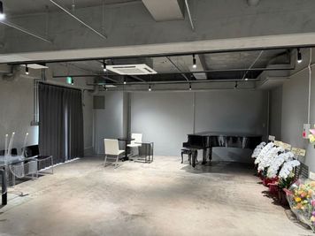 グランドピアノを備えた、演奏・展示・ワークショップに対応する多目的空間です。 - atelier saison (アトリエセゾン) ピアノ付きレンタルサロンの室内の写真