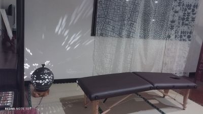 こちらにアル備品を使用して好きなようにレイアウトして下さい。お持ち込みしても大丈夫です - ギャラリー雪月花ゆづか　 一軒屋2階洋室10畳　スポットライト･ピクチャーレール有　の室内の写真