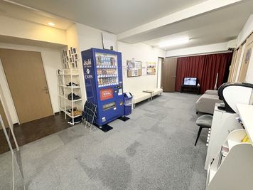 ソファ、自販機のあるラウンジ。プライベート空間でゆったり利用できます。 - Stage Art Company Stage Art Company レンタルスタジオの室内の写真