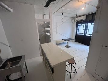 Gallery Lapis. 路面店のフリースペースの室内の写真