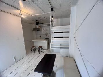 Gallery Lapis. 路面店のフリースペースの室内の写真